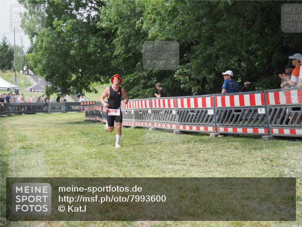 21.06.2025 - 27. Vierlanden-Triathlon KatJ http://msf.ph/oto/7993600 15.06.2025 12:35:11 Ziel 69 meine-sportfotos.de