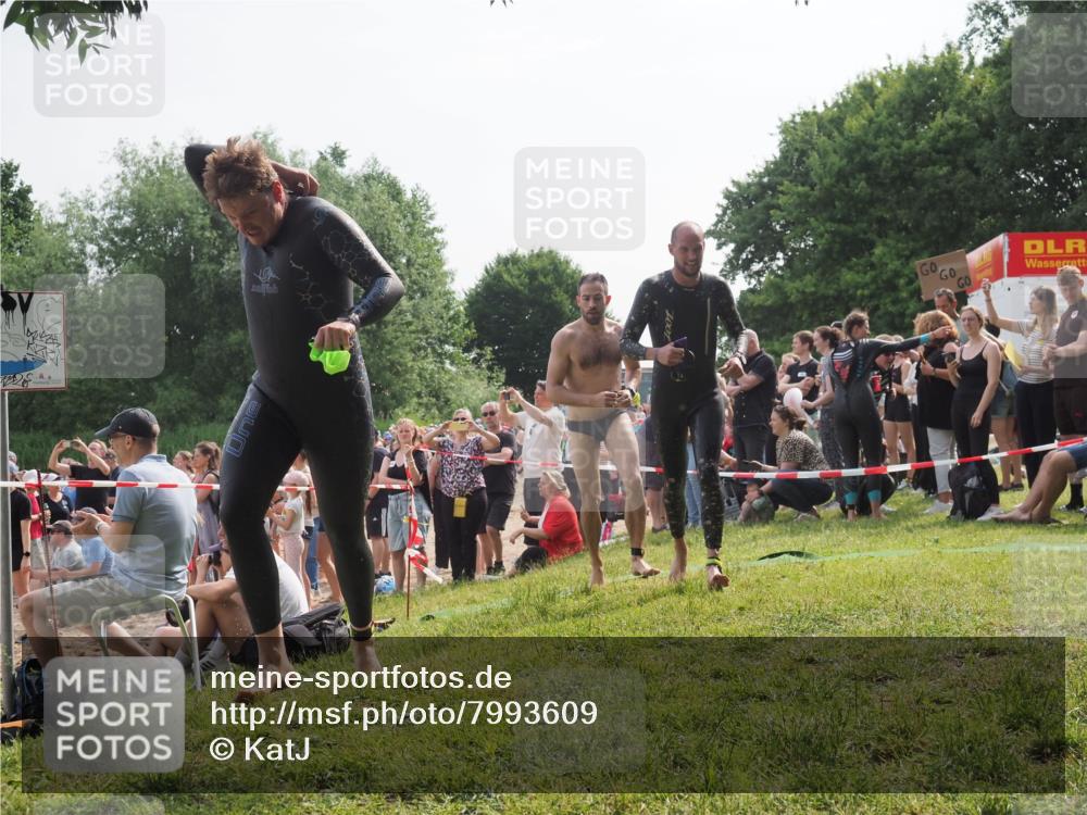 15.06.2025 - 27. Vierlanden-Triathlon KatJ http://msf.ph/oto/7993609 15.06.2025 09:54:27 Schwimmen 253, 255, 261, 302, 337, 342, 354 meine-sportfotos.de