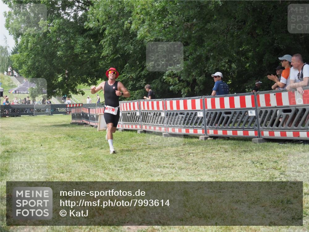 21.06.2025 - 27. Vierlanden-Triathlon KatJ http://msf.ph/oto/7993614 15.06.2025 12:35:11 Ziel 69 meine-sportfotos.de