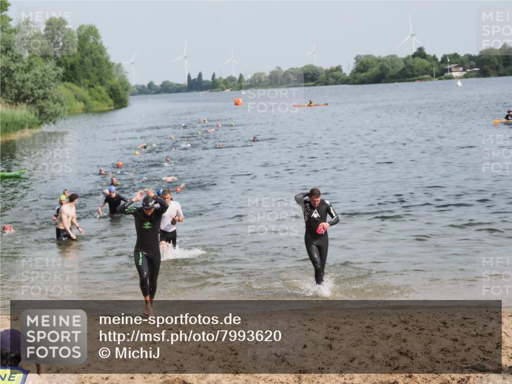 21.06.2025 - 27. Vierlanden-Triathlon MichiJ http://msf.ph/oto/7993620 15.06.2026 09:55:40 Schwimmen 272, 273, 300, 303, 329, 548 meine-sportfotos.de