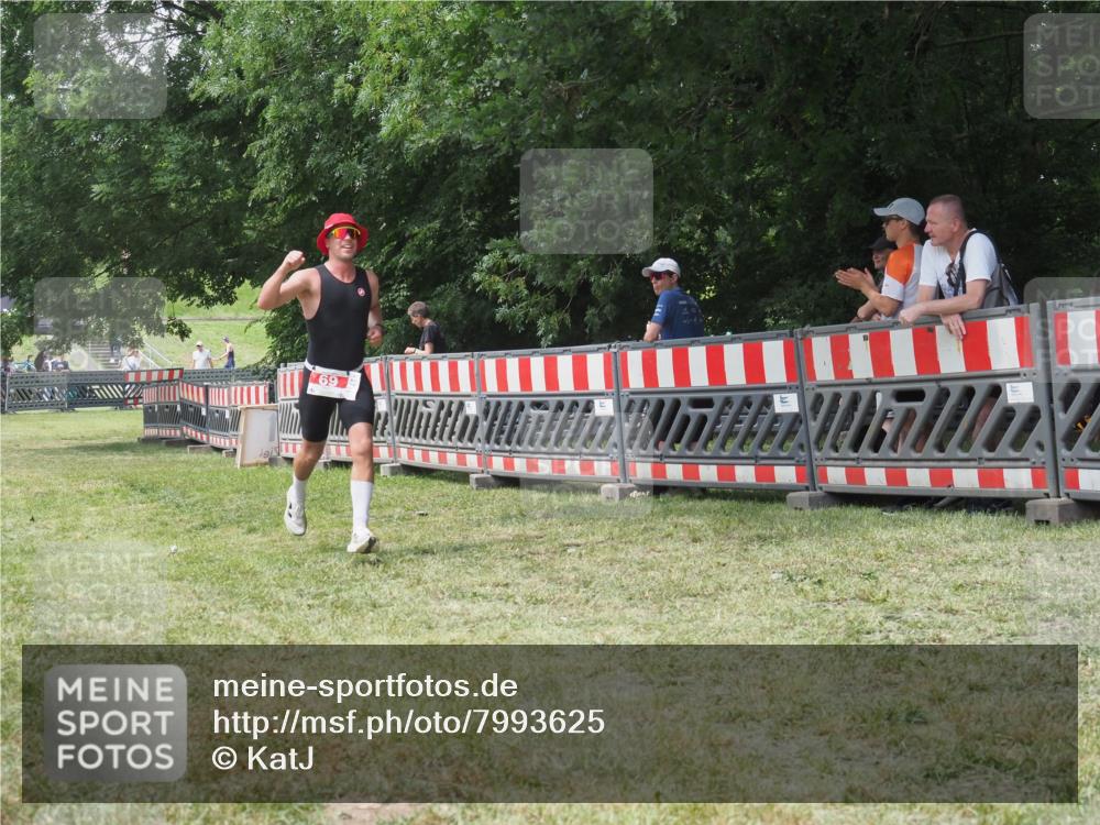 21.06.2025 - 27. Vierlanden-Triathlon KatJ http://msf.ph/oto/7993625 15.06.2025 12:35:12 Ziel 69 meine-sportfotos.de