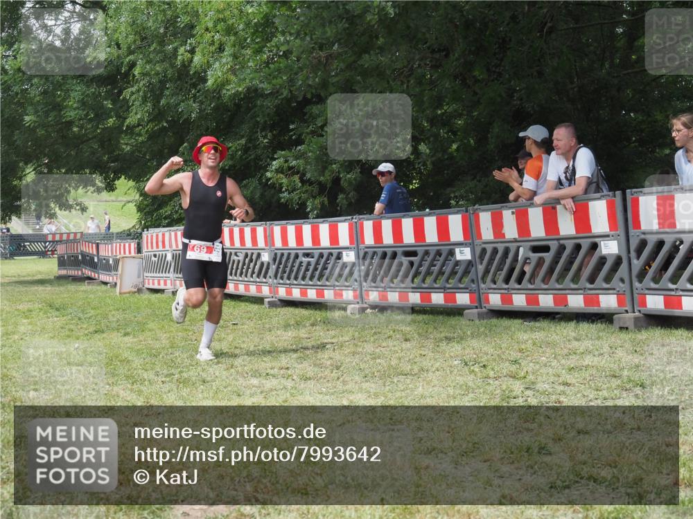 21.06.2025 - 27. Vierlanden-Triathlon KatJ http://msf.ph/oto/7993642 15.06.2025 12:35:12 Ziel 69 meine-sportfotos.de