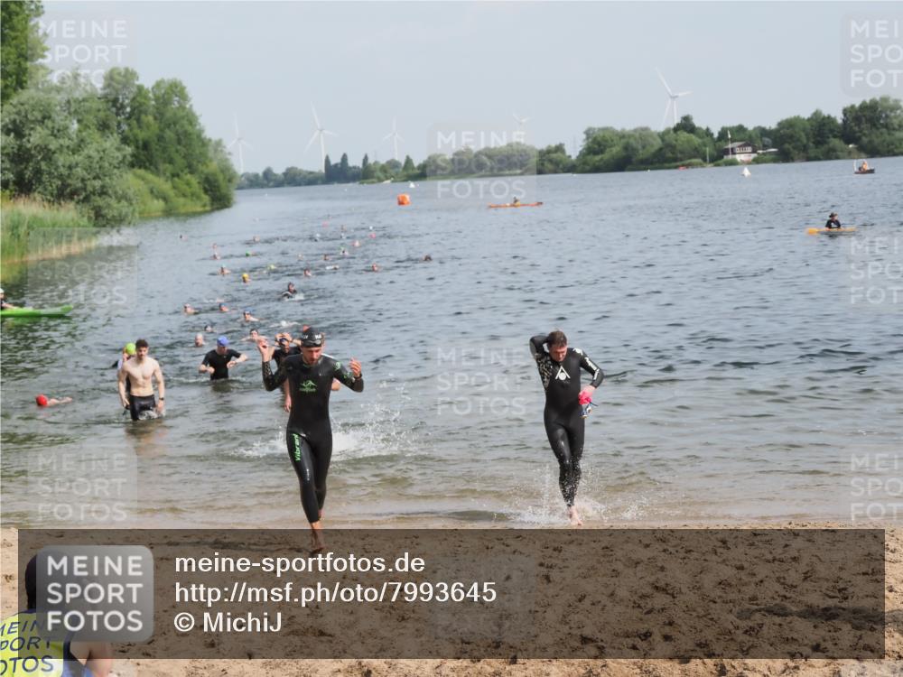 21.06.2025 - 27. Vierlanden-Triathlon MichiJ http://msf.ph/oto/7993645 15.06.2026 09:55:40 Schwimmen 272, 273, 300, 303, 329, 548 meine-sportfotos.de