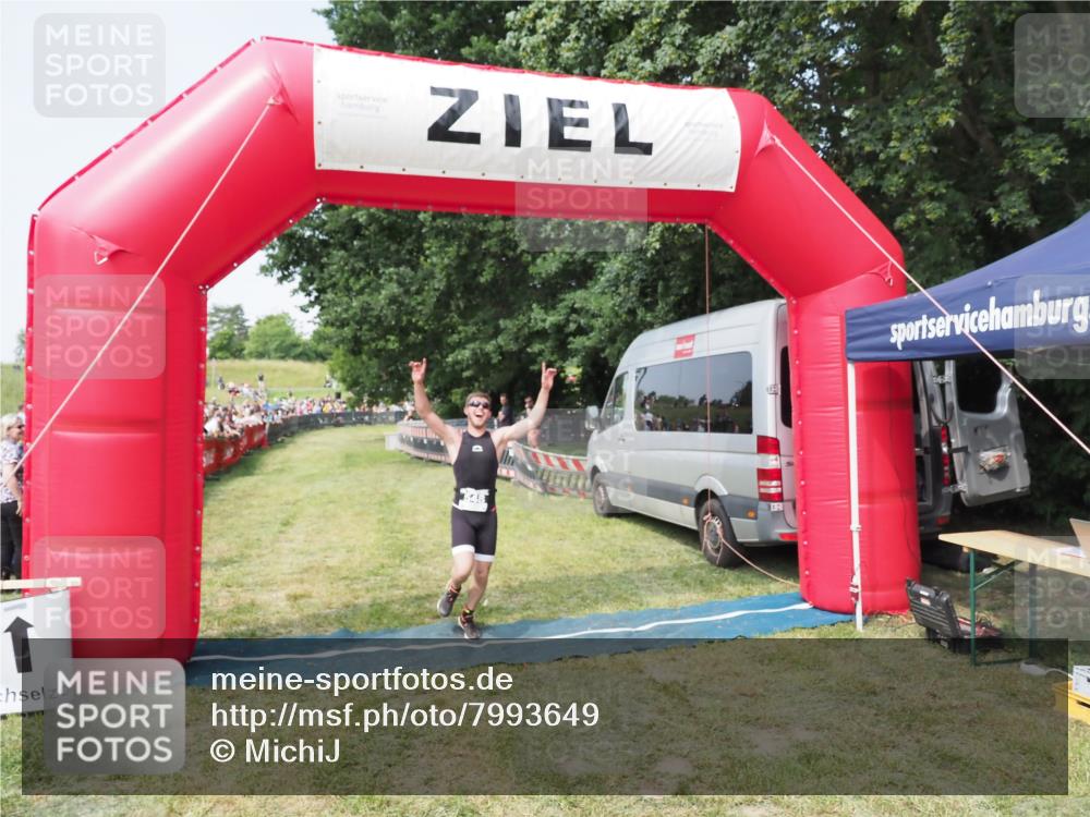 21.06.2025 - 27. Vierlanden-Triathlon MichiJ http://msf.ph/oto/7993649 15.06.2026 11:16:39 Ziel 395, 548 meine-sportfotos.de