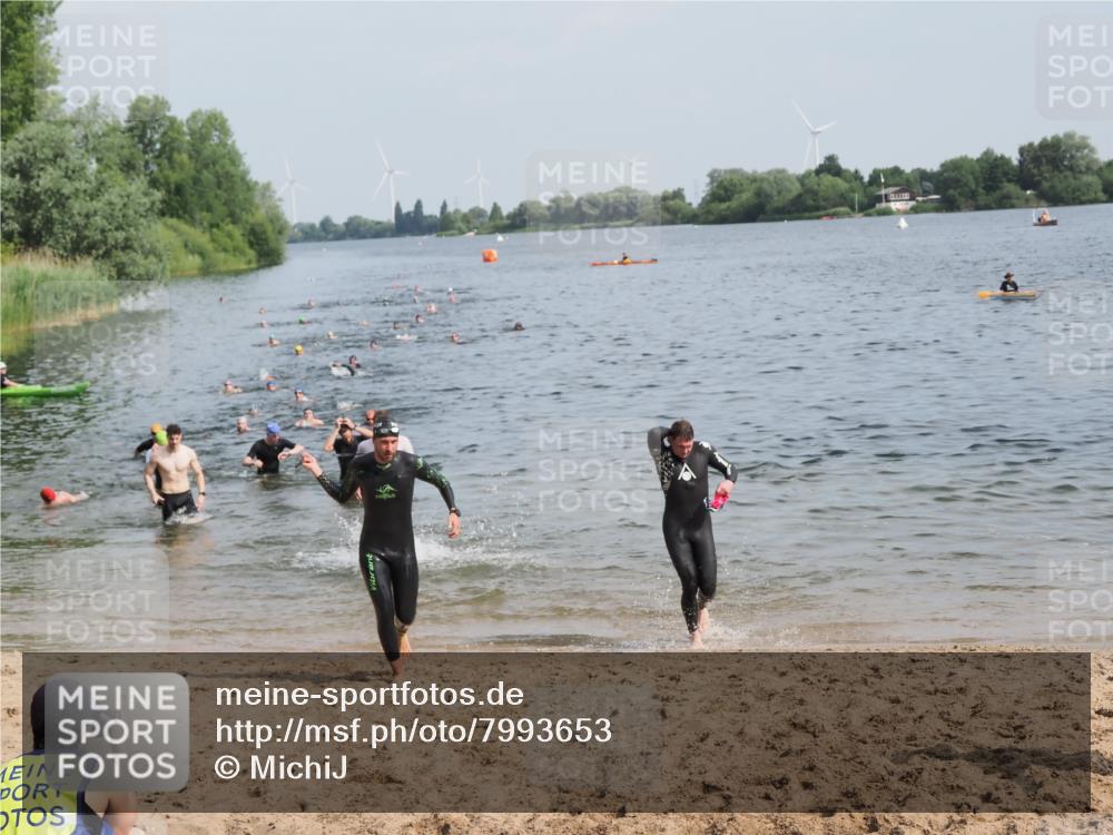21.06.2025 - 27. Vierlanden-Triathlon MichiJ http://msf.ph/oto/7993653 15.06.2026 09:55:40 Schwimmen 272, 273, 300, 303, 329, 548 meine-sportfotos.de