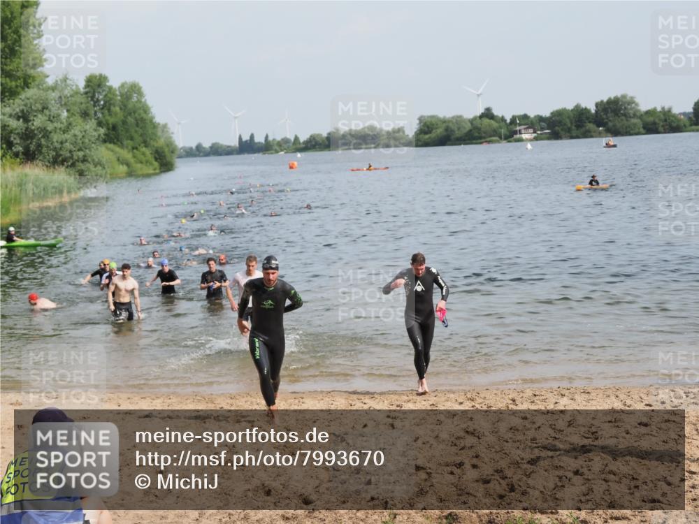 21.06.2025 - 27. Vierlanden-Triathlon MichiJ http://msf.ph/oto/7993670 15.06.2026 09:55:41 Schwimmen 272, 273, 300, 303, 548 meine-sportfotos.de