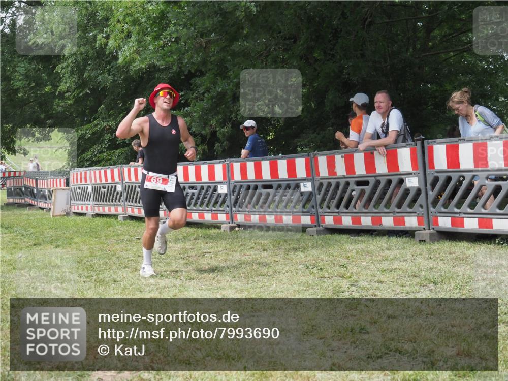 21.06.2025 - 27. Vierlanden-Triathlon KatJ http://msf.ph/oto/7993690 15.06.2025 12:35:12 Ziel 69 meine-sportfotos.de
