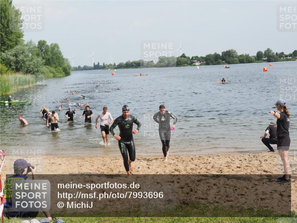 21.06.2025 - 27. Vierlanden-Triathlon MichiJ http://msf.ph/oto/7993696 15.06.2026 09:55:42 Schwimmen 273, 300, 303 meine-sportfotos.de