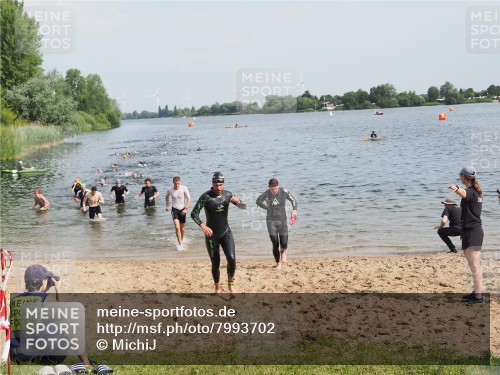 21.06.2025 - 27. Vierlanden-Triathlon MichiJ http://msf.ph/oto/7993702 15.06.2026 09:55:42 Schwimmen 273, 300, 303 meine-sportfotos.de