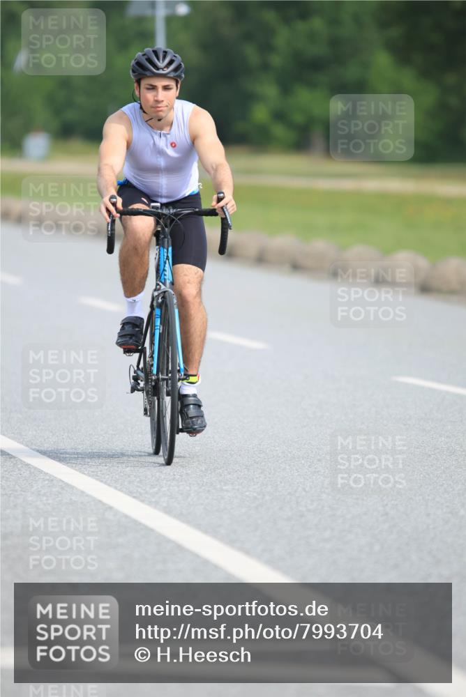 15.06.2025 - 27. Vierlanden-Triathlon H.Heesch http://msf.ph/oto/7993704 15.06.2025 10:26:35 Radfahren 19, 208, 220, 380, 445, 526, 571 meine-sportfotos.de