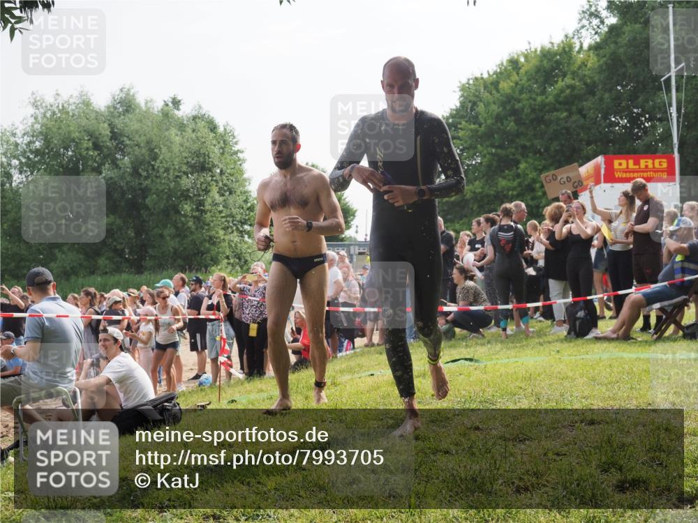 15.06.2025 - 27. Vierlanden-Triathlon KatJ http://msf.ph/oto/7993705 15.06.2025 09:54:29 Schwimmen 253, 255, 261, 318, 337, 342, 354 meine-sportfotos.de