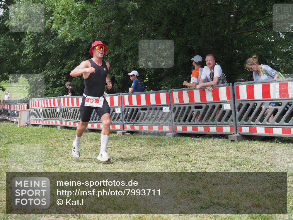 21.06.2025 - 27. Vierlanden-Triathlon KatJ http://msf.ph/oto/7993711 15.06.2025 12:35:12 Ziel 69 meine-sportfotos.de