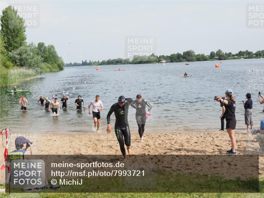 21.06.2025 - 27. Vierlanden-Triathlon MichiJ http://msf.ph/oto/7993721 15.06.2026 09:55:42 Schwimmen 273, 300, 303 meine-sportfotos.de