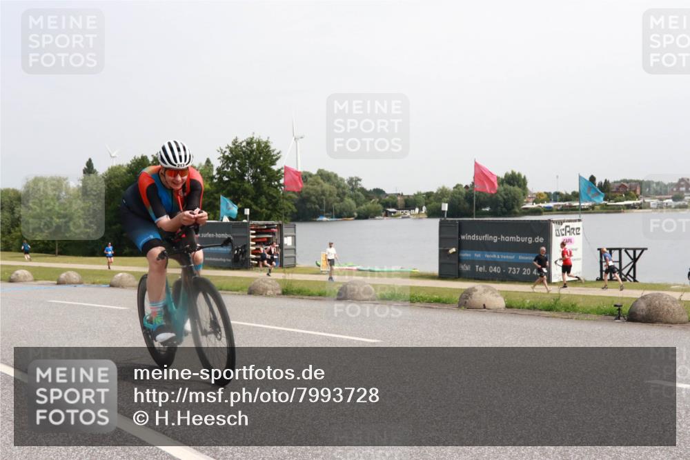 21.06.2025 - 27. Vierlanden-Triathlon H.Heesch http://msf.ph/oto/7993728 15.06.2025 11:17:30 Radfahren 213, 672, 824, 847 meine-sportfotos.de