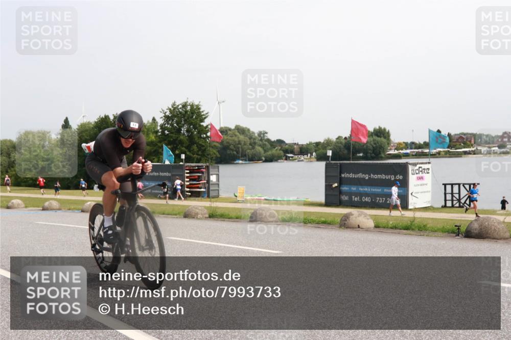 21.06.2025 - 27. Vierlanden-Triathlon H.Heesch http://msf.ph/oto/7993733 15.06.2025 11:17:43 Radfahren 13 meine-sportfotos.de