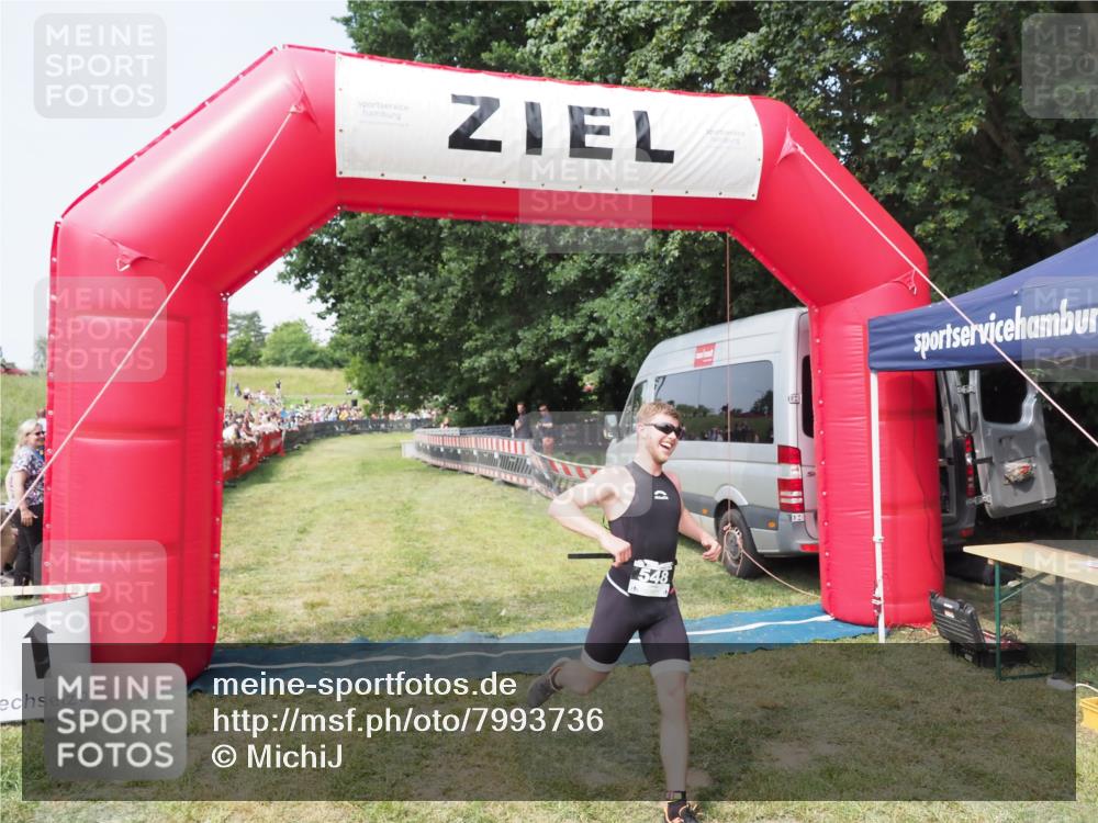 21.06.2025 - 27. Vierlanden-Triathlon MichiJ http://msf.ph/oto/7993736 15.06.2026 11:16:39 Ziel 395, 548 meine-sportfotos.de
