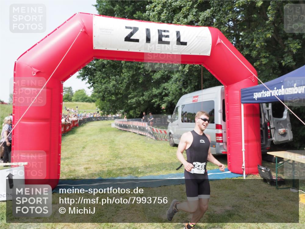 21.06.2025 - 27. Vierlanden-Triathlon MichiJ http://msf.ph/oto/7993756 15.06.2026 11:16:39 Ziel 395, 548 meine-sportfotos.de