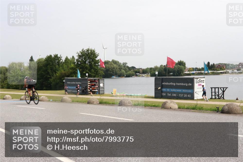 21.06.2025 - 27. Vierlanden-Triathlon H.Heesch http://msf.ph/oto/7993775 15.06.2025 11:17:56 Radfahren 7, 154, 199, 720, 830, 947 meine-sportfotos.de