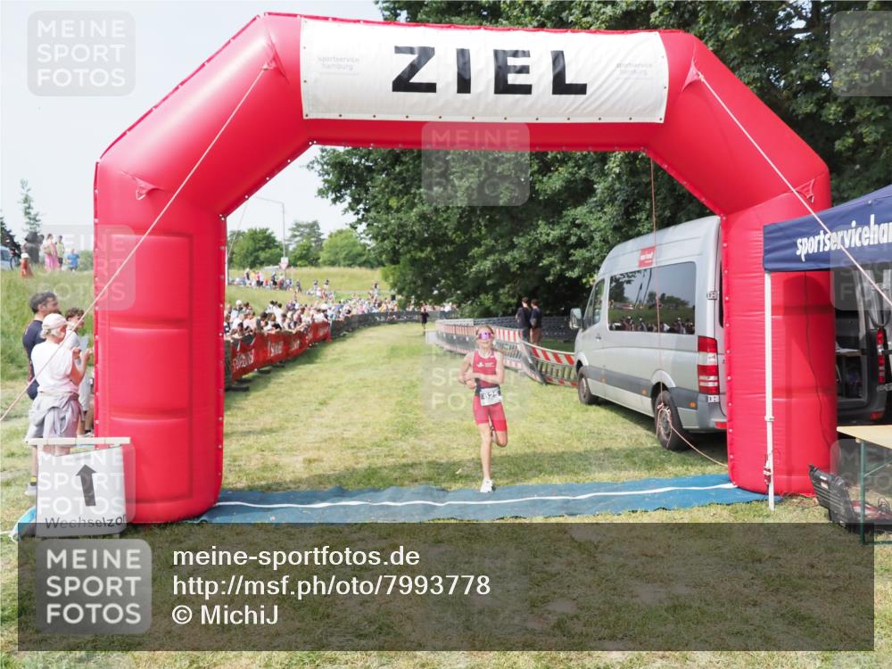 21.06.2025 - 27. Vierlanden-Triathlon MichiJ http://msf.ph/oto/7993778 15.06.2026 11:17:26 Ziel  meine-sportfotos.de