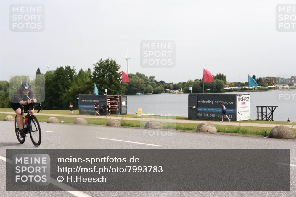 21.06.2025 - 27. Vierlanden-Triathlon H.Heesch http://msf.ph/oto/7993783 15.06.2025 11:17:56 Radfahren 7, 154, 199, 720, 830, 947 meine-sportfotos.de
