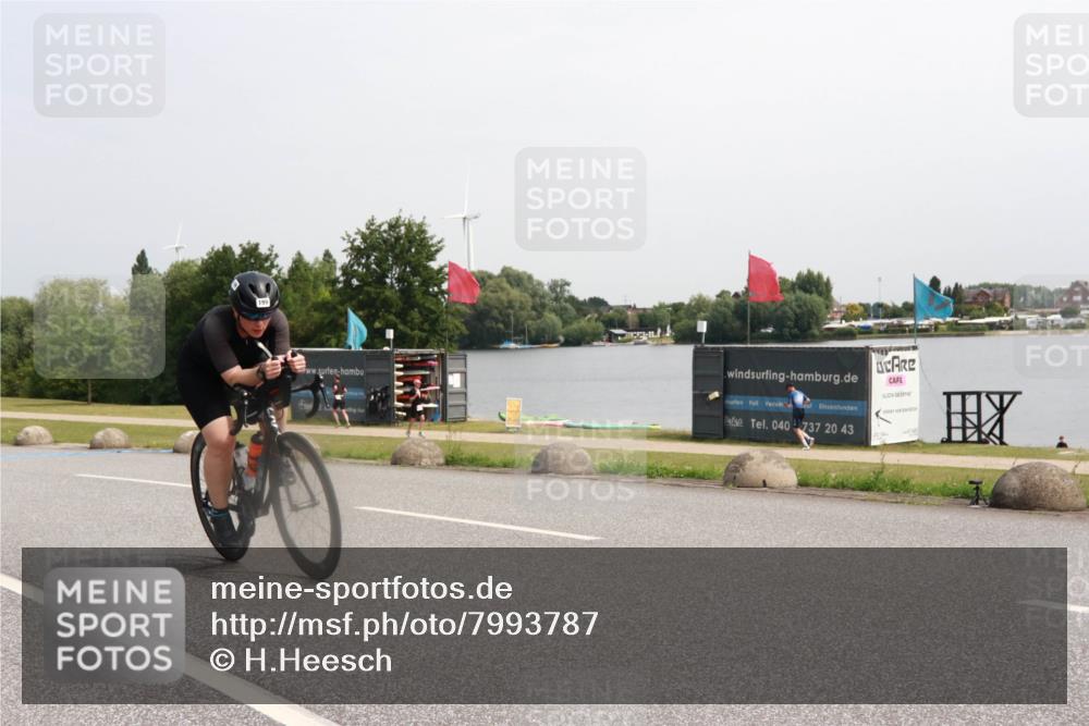 21.06.2025 - 27. Vierlanden-Triathlon H.Heesch http://msf.ph/oto/7993787 15.06.2025 11:17:57 Radfahren 7, 154, 199, 830 meine-sportfotos.de