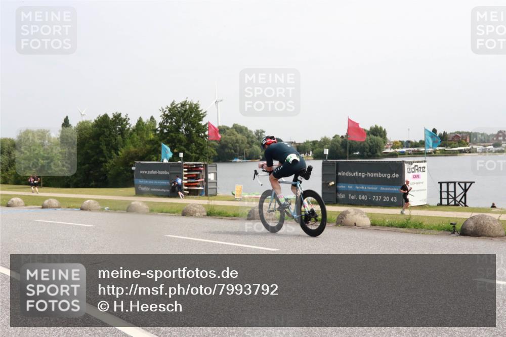 21.06.2025 - 27. Vierlanden-Triathlon H.Heesch http://msf.ph/oto/7993792 15.06.2025 11:18:03 Radfahren 199, 799, 830 meine-sportfotos.de