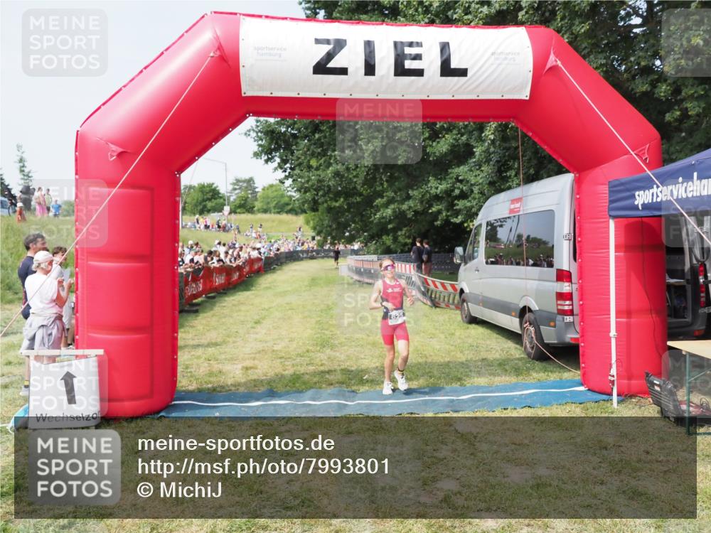 21.06.2025 - 27. Vierlanden-Triathlon MichiJ http://msf.ph/oto/7993801 15.06.2026 11:17:27 Ziel  meine-sportfotos.de