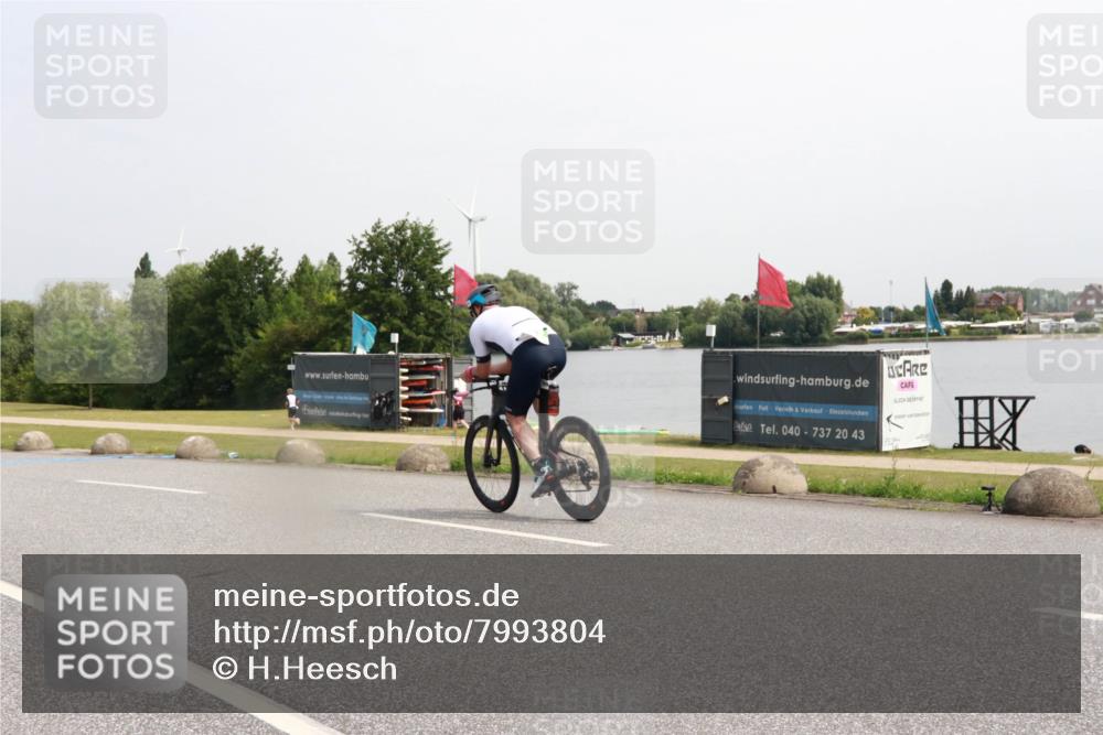 21.06.2025 - 27. Vierlanden-Triathlon H.Heesch http://msf.ph/oto/7993804 15.06.2025 11:18:15 Radfahren 829, 845 meine-sportfotos.de