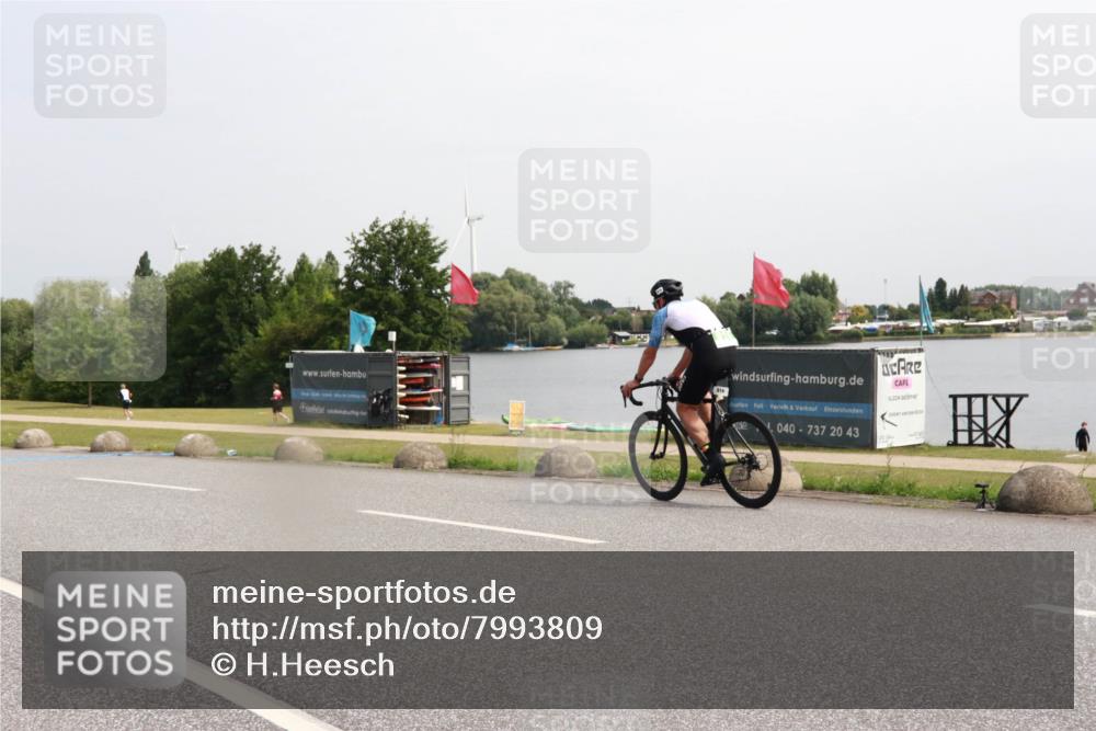 21.06.2025 - 27. Vierlanden-Triathlon H.Heesch http://msf.ph/oto/7993809 15.06.2025 11:18:18 Radfahren 816, 829 meine-sportfotos.de