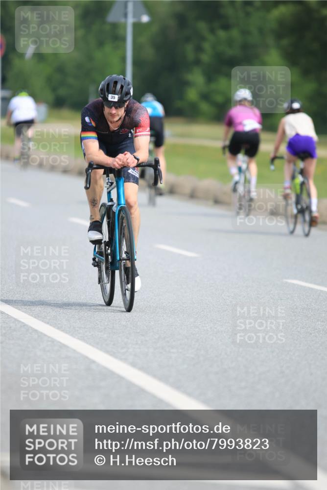 15.06.2025 - 27. Vierlanden-Triathlon H.Heesch http://msf.ph/oto/7993823 15.06.2025 10:27:01 Radfahren 35, 288, 479, 557, 574, 588 meine-sportfotos.de