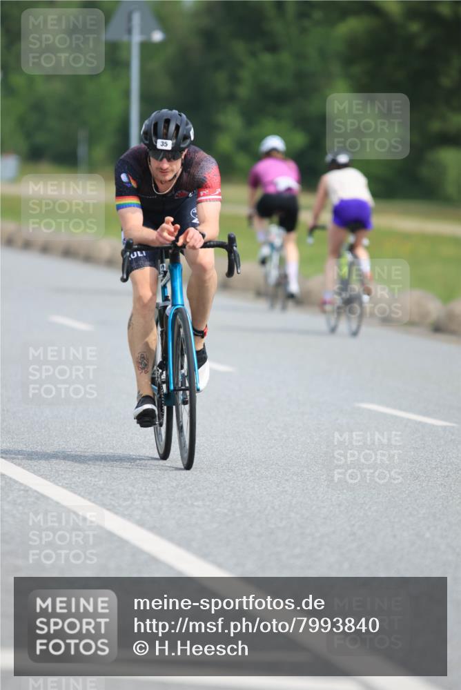 15.06.2025 - 27. Vierlanden-Triathlon H.Heesch http://msf.ph/oto/7993840 15.06.2025 10:27:01 Radfahren 35, 288, 479, 557, 574, 588 meine-sportfotos.de
