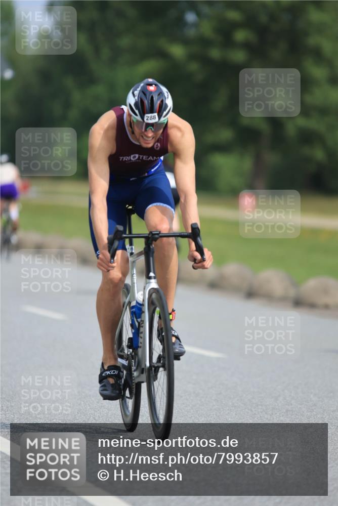 15.06.2025 - 27. Vierlanden-Triathlon H.Heesch http://msf.ph/oto/7993857 15.06.2025 10:27:02 Radfahren 35, 288, 557, 574, 588 meine-sportfotos.de