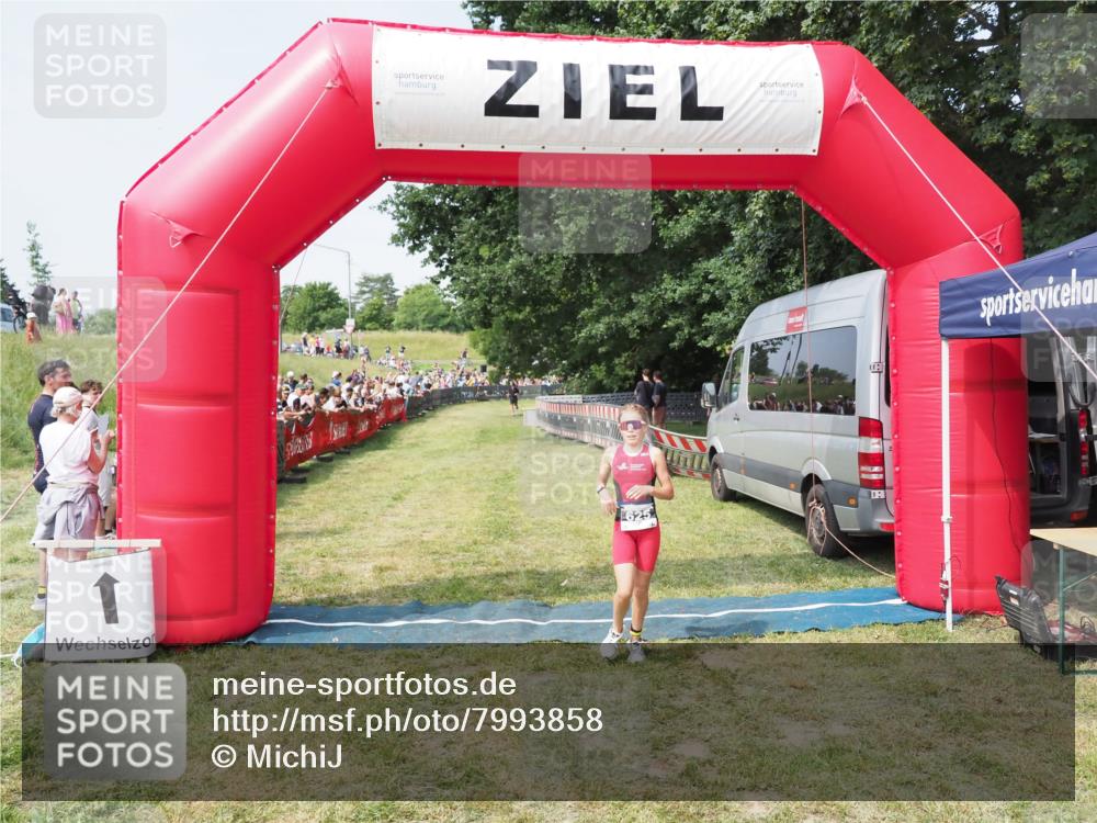 21.06.2025 - 27. Vierlanden-Triathlon MichiJ http://msf.ph/oto/7993858 15.06.2026 11:17:27 Ziel  meine-sportfotos.de