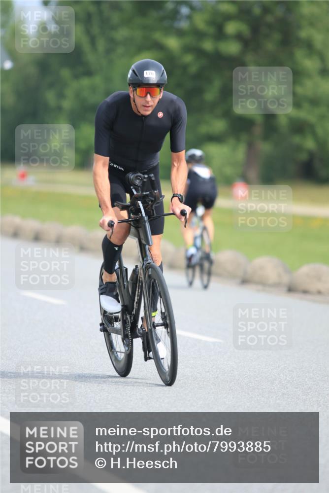 15.06.2025 - 27. Vierlanden-Triathlon H.Heesch http://msf.ph/oto/7993885 15.06.2025 10:27:23 Radfahren 165, 176, 492, 522, 549, 594, 628 meine-sportfotos.de