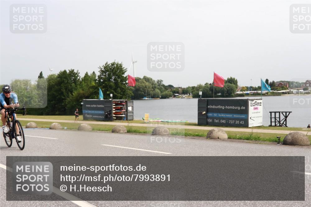 21.06.2025 - 27. Vierlanden-Triathlon H.Heesch http://msf.ph/oto/7993891 15.06.2025 11:18:28 Radfahren 219, 750 meine-sportfotos.de