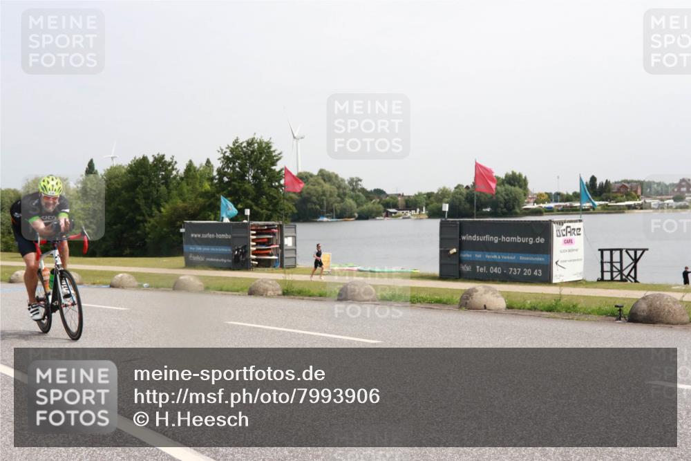 21.06.2025 - 27. Vierlanden-Triathlon H.Heesch http://msf.ph/oto/7993906 15.06.2025 11:18:31 Radfahren 219, 236, 750 meine-sportfotos.de
