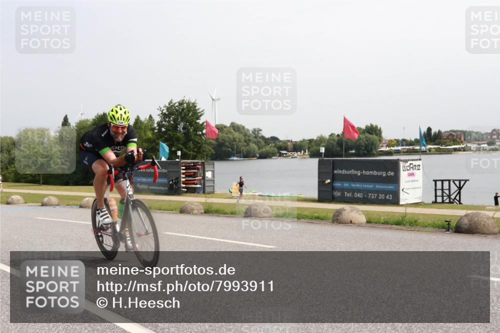 21.06.2025 - 27. Vierlanden-Triathlon H.Heesch http://msf.ph/oto/7993911 15.06.2025 11:18:32 Radfahren 219, 236, 750 meine-sportfotos.de