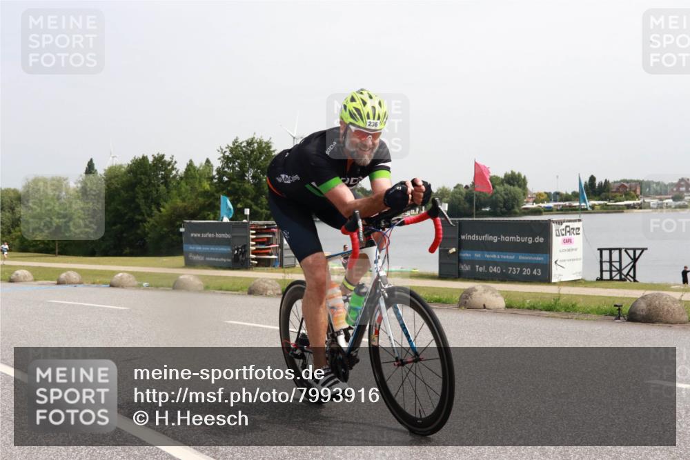 21.06.2025 - 27. Vierlanden-Triathlon H.Heesch http://msf.ph/oto/7993916 15.06.2025 11:18:32 Radfahren 219, 236, 750 meine-sportfotos.de