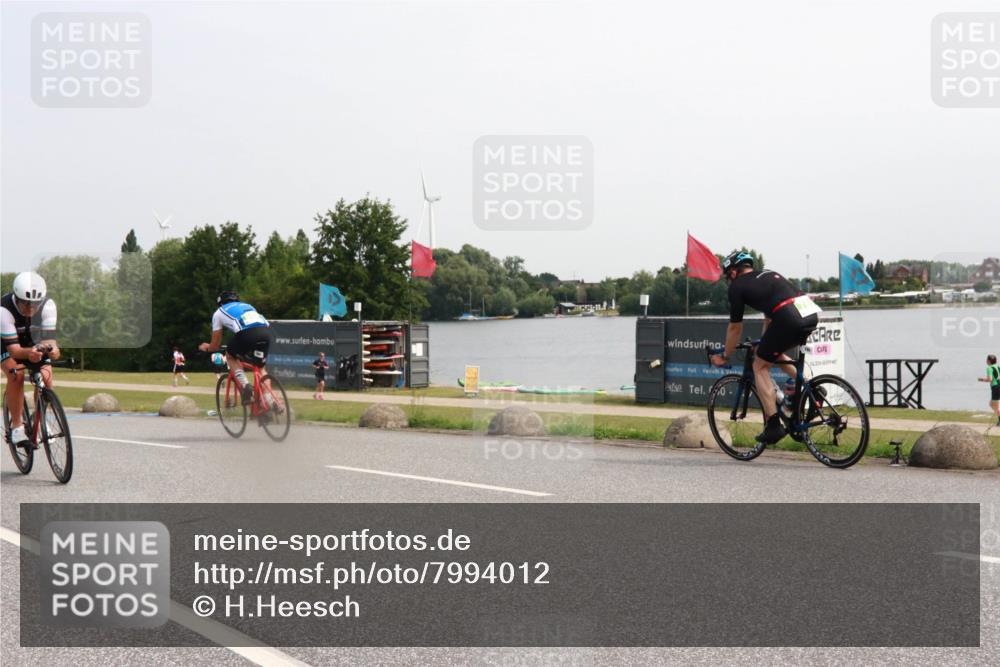 21.06.2025 - 27. Vierlanden-Triathlon H.Heesch http://msf.ph/oto/7994012 15.06.2025 11:20:08 Radfahren 3, 232, 789, 811, 968 meine-sportfotos.de
