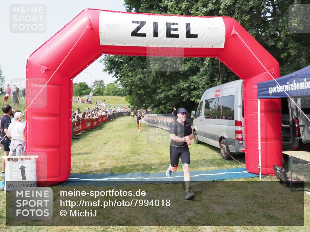 21.06.2025 - 27. Vierlanden-Triathlon MichiJ http://msf.ph/oto/7994018 15.06.2026 11:17:37 Ziel 392, 412 meine-sportfotos.de