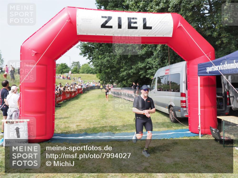 21.06.2025 - 27. Vierlanden-Triathlon MichiJ http://msf.ph/oto/7994027 15.06.2026 11:17:37 Ziel 392, 412 meine-sportfotos.de