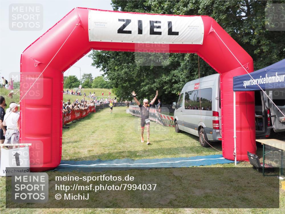 21.06.2025 - 27. Vierlanden-Triathlon MichiJ http://msf.ph/oto/7994037 15.06.2026 11:17:40 Ziel 392, 412 meine-sportfotos.de