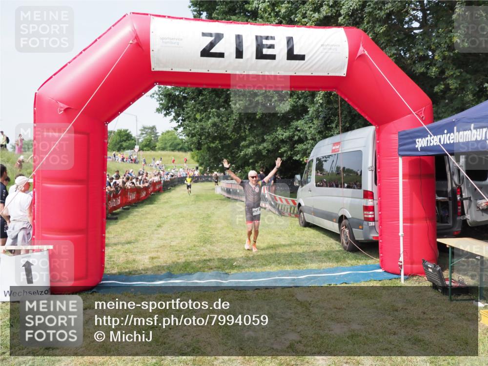 21.06.2025 - 27. Vierlanden-Triathlon MichiJ http://msf.ph/oto/7994059 15.06.2026 11:17:40 Ziel 392, 412 meine-sportfotos.de