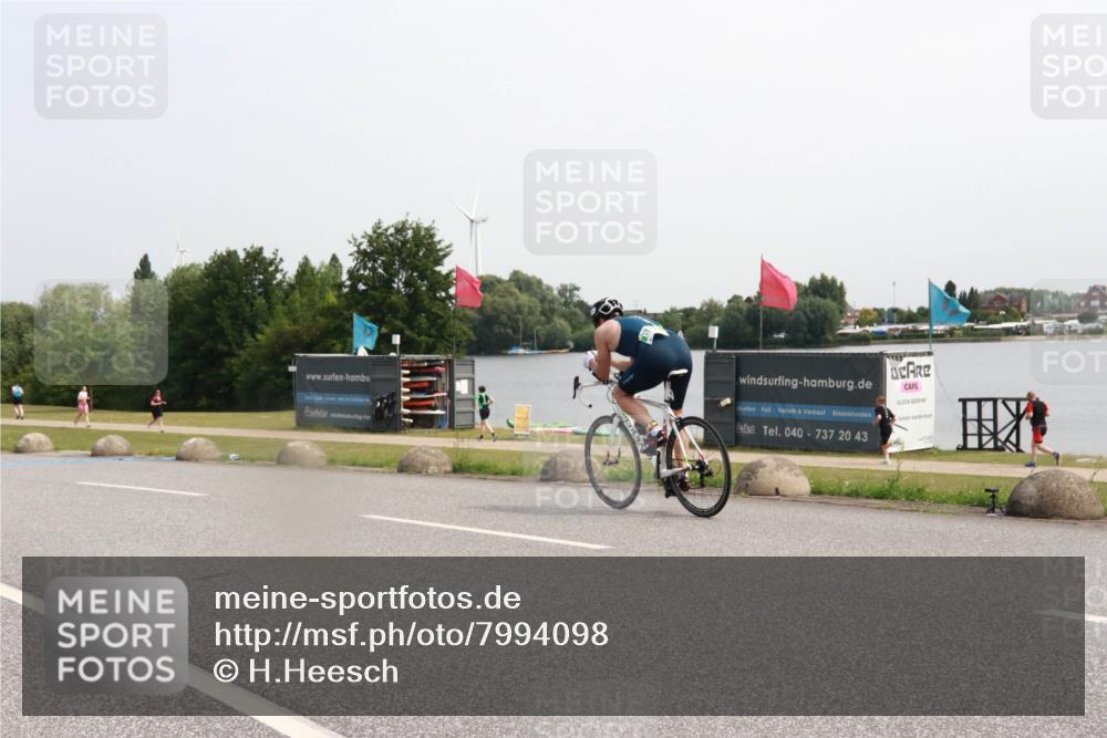 21.06.2025 - 27. Vierlanden-Triathlon H.Heesch http://msf.ph/oto/7994098 15.06.2025 11:20:16 Radfahren 115, 789, 852, 861, 968 meine-sportfotos.de