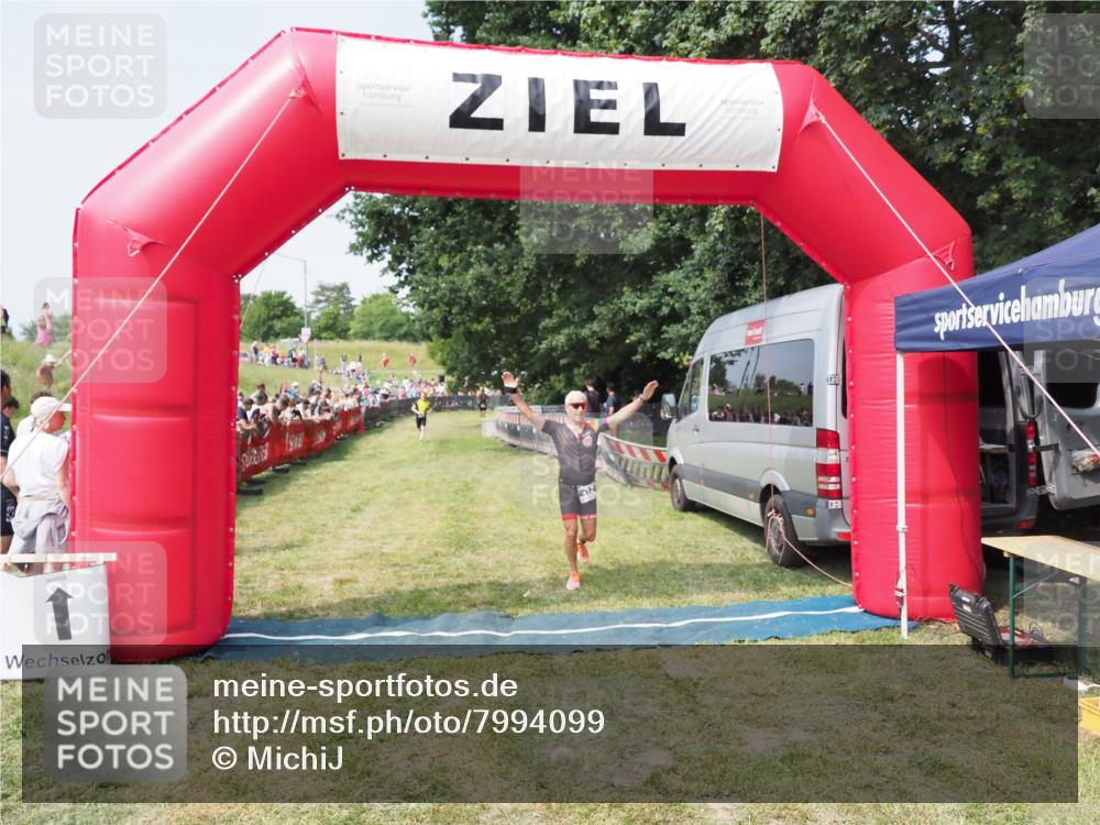 21.06.2025 - 27. Vierlanden-Triathlon MichiJ http://msf.ph/oto/7994099 15.06.2026 11:17:41 Ziel 392, 412 meine-sportfotos.de