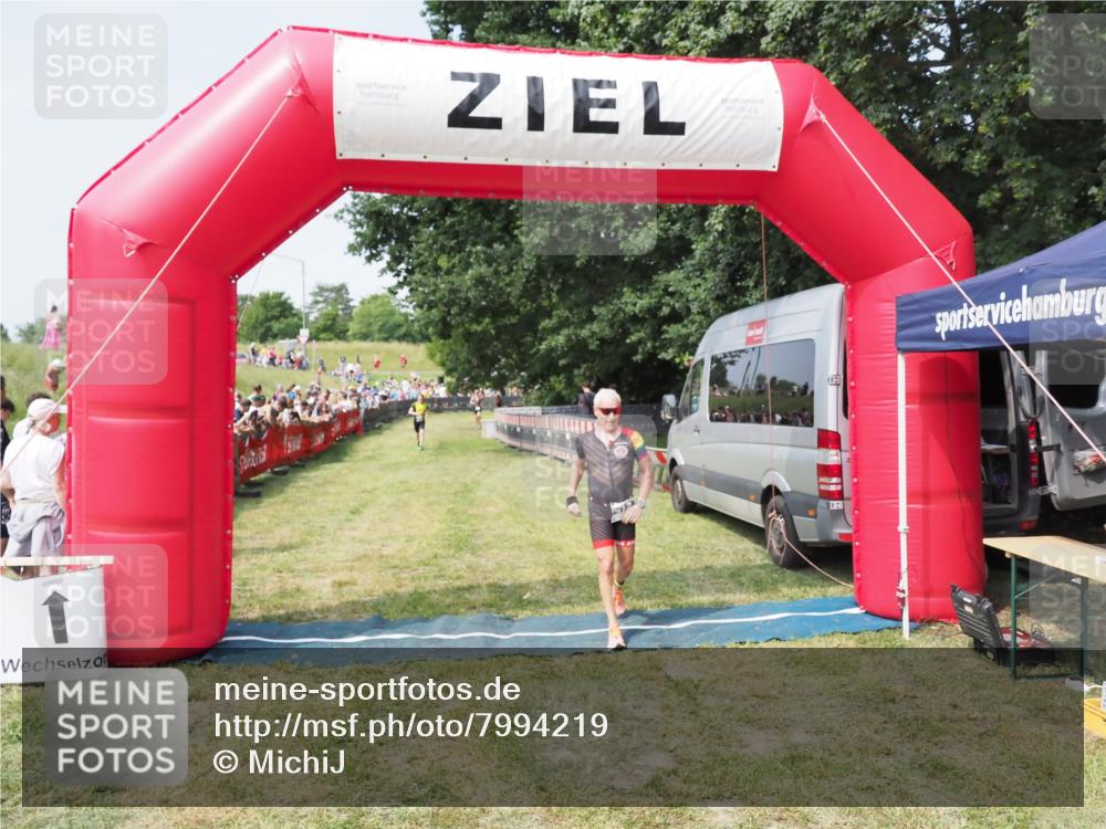 21.06.2025 - 27. Vierlanden-Triathlon MichiJ http://msf.ph/oto/7994219 15.06.2026 11:17:41 Ziel 392, 412 meine-sportfotos.de