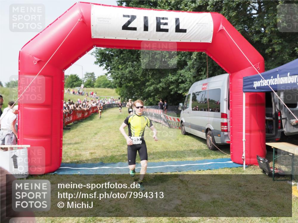 21.06.2025 - 27. Vierlanden-Triathlon MichiJ http://msf.ph/oto/7994313 15.06.2026 11:17:48 Ziel 287, 293, 412 meine-sportfotos.de