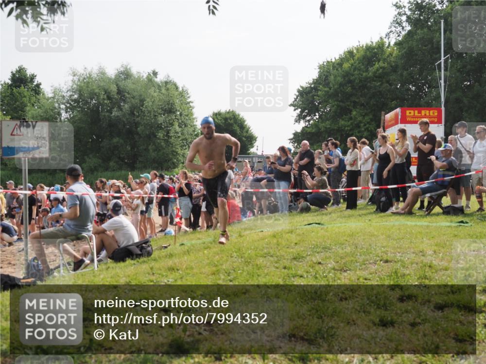 15.06.2025 - 27. Vierlanden-Triathlon KatJ http://msf.ph/oto/7994352 15.06.2025 09:54:43 Schwimmen 262, 294, 297, 318 meine-sportfotos.de