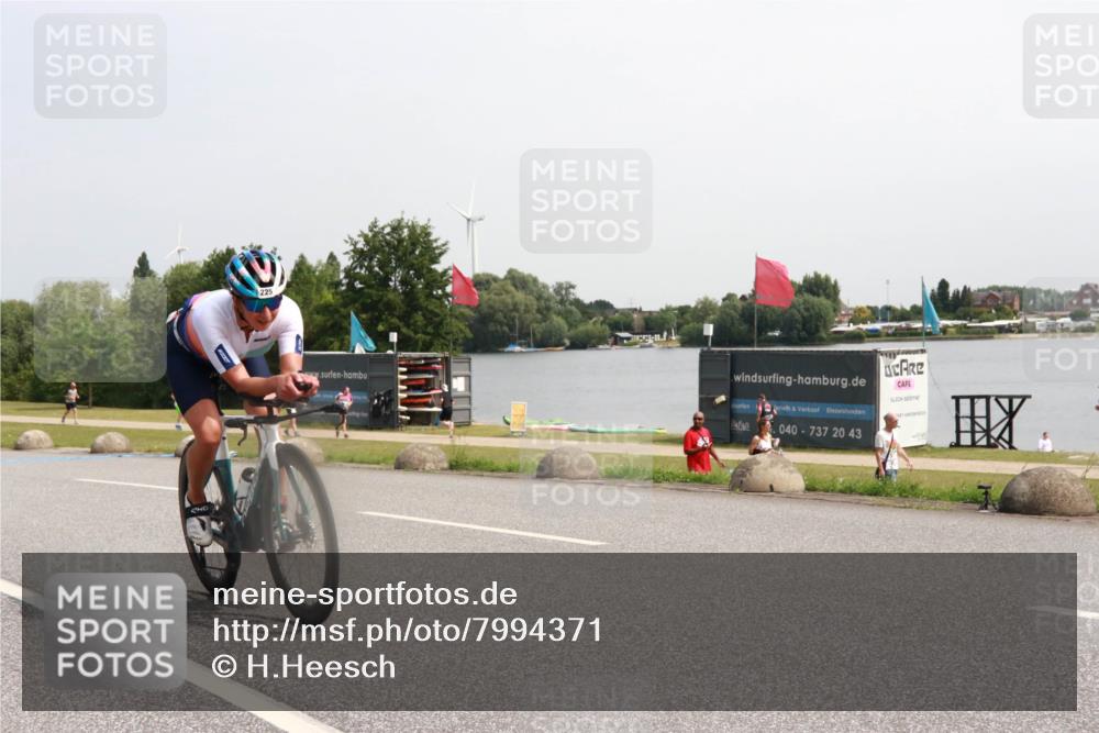 21.06.2025 - 27. Vierlanden-Triathlon H.Heesch http://msf.ph/oto/7994371 15.06.2025 11:21:55 Radfahren 225, 719 meine-sportfotos.de