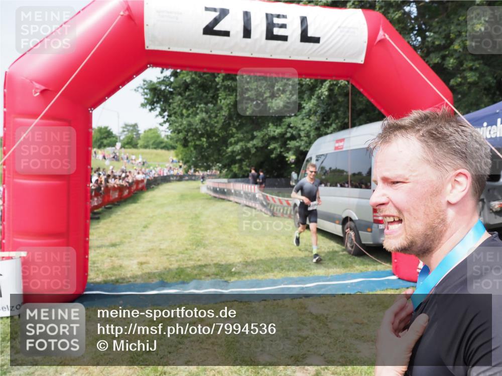 21.06.2025 - 27. Vierlanden-Triathlon MichiJ http://msf.ph/oto/7994536 15.06.2026 11:18:08 Ziel 462 meine-sportfotos.de